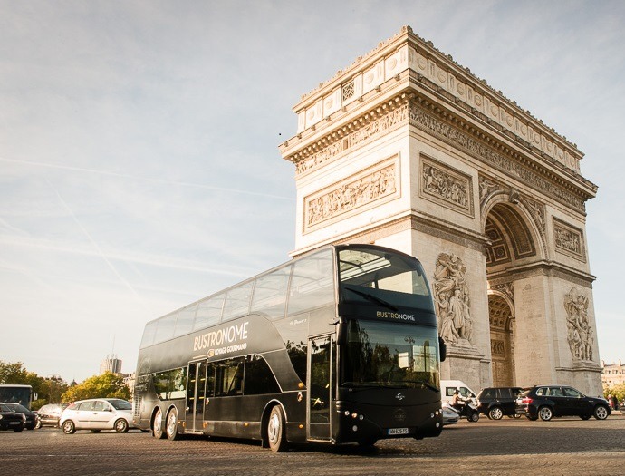 Városnéző étterembusz járja Párizst