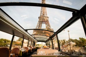 Voyage gourmand dans les rues de Paris devant la Tour Eiffel