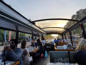Blog "Voyage Insolite" à Paris avec le Bustronome sur les Champs-Elysées pour le coucher de soleil