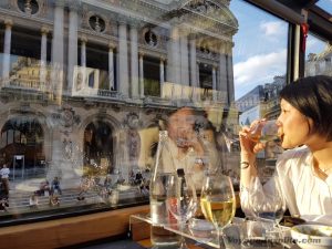 Blog "Voyage Insolite" à Paris avec le Bustronome devant l'Opéra Garnier